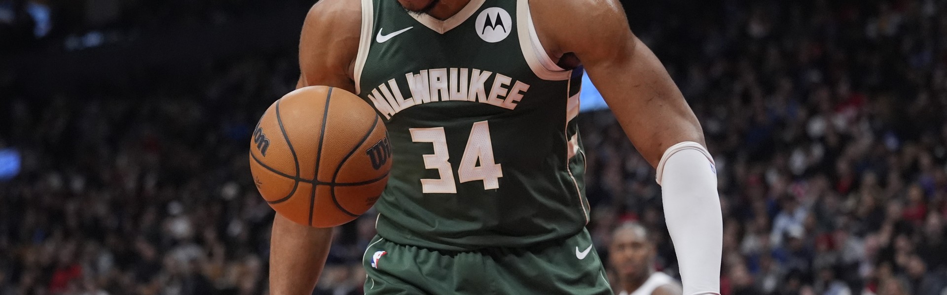 打得郁闷！字母哥15中10拿下24分5板4助1断 砸球泄愤吃T