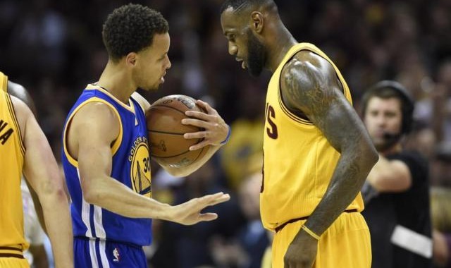 首页-【观察】1比2嗅到2015年氛围？勇士想翻绿军并不简单