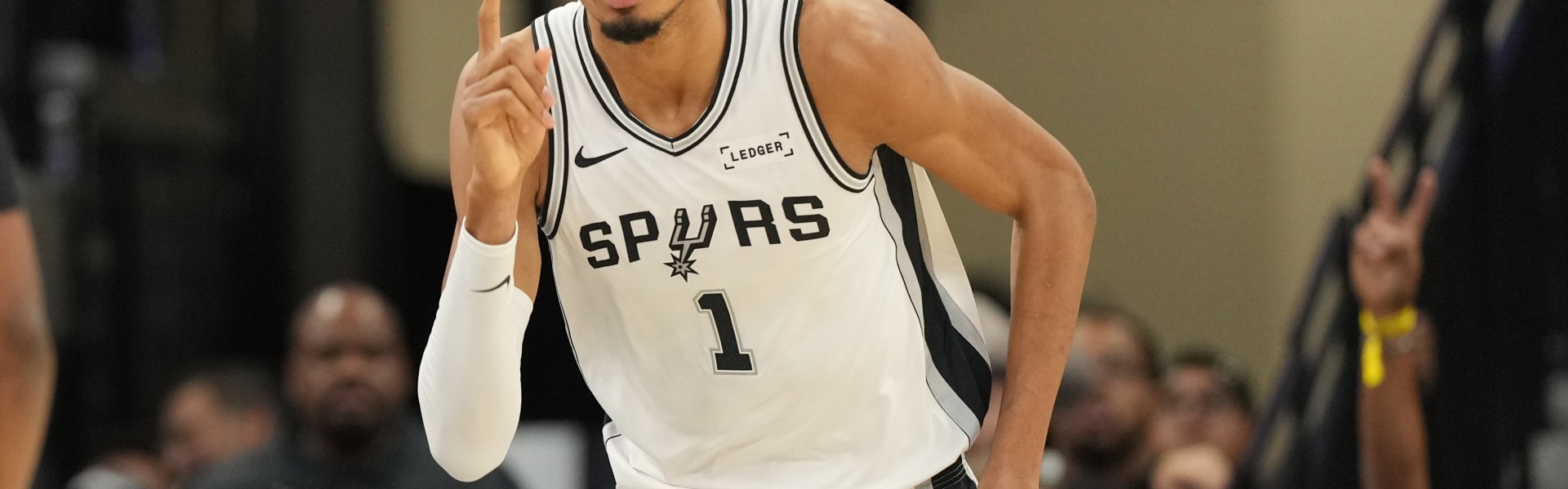 中国体育APP-文班亚马无情封盖艾顿切入抛投，场面令人心惊