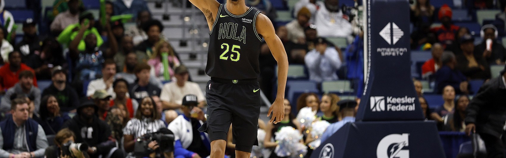 开云体育安卓下载-仙人指路！奎因弧顶送抛传 墨菲腾空暴起双手空接扣篮