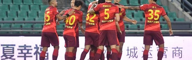 【中超综述】焦点战沪粤闷平 山东泰山绝杀静待夺冠