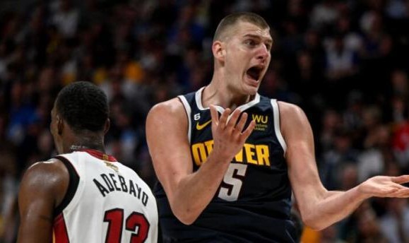 掘金冤死？两次误判热火获利引争议：出界+干扰球