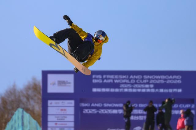 #（体育）（3）单板滑雪——苏翊鸣、葛春宇包揽大跳台世界杯云顶站冠、亚军XxjpseC000131_20251129_PEPFN0A001.jpg